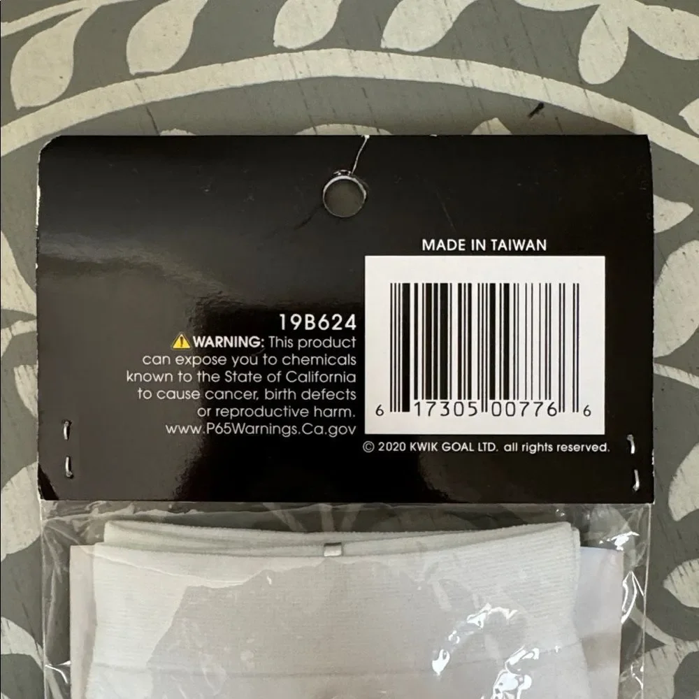KwikGoal White Compression Shinguard Sleeves One Pair NWT